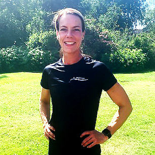 Anna Mörlid, personlig tränare på träningsstudion A-motion ler och ser stark ut.