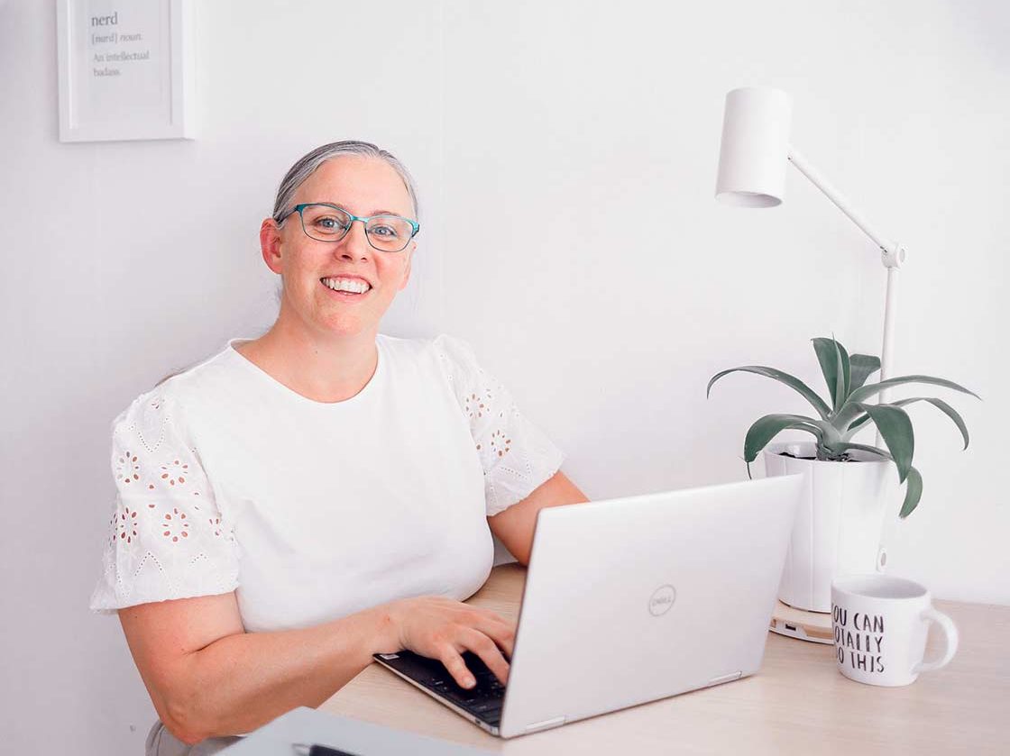 På bilden syns Maria Åkerblom, som driver kommunikationsbyrån Åkerblom Kommunikation, vid sin dator redo att hjälpa företag med deras kommunikation.