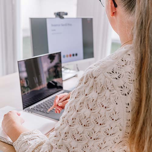 Maria Åkerblom, på Åkerblom Kommunikation jobbar med grafisk profil åt en kund. 