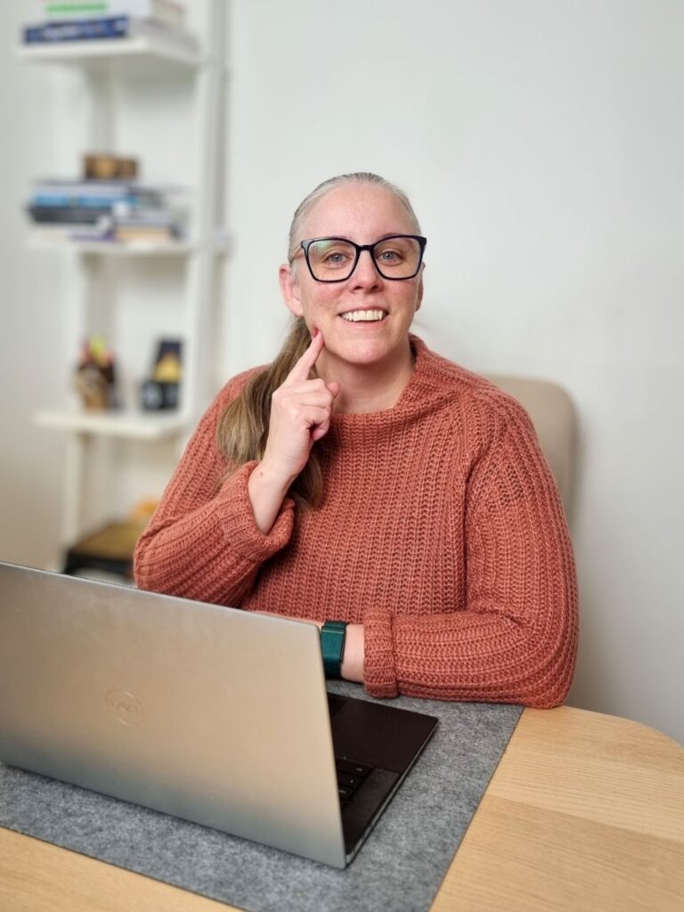 Maria Åkerblom på Åkerblom Kommunikation sitter vid datorn.